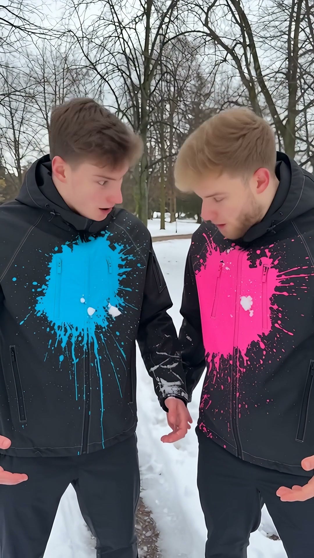 Dos amigos con chaquetas Kromia de colores distintos