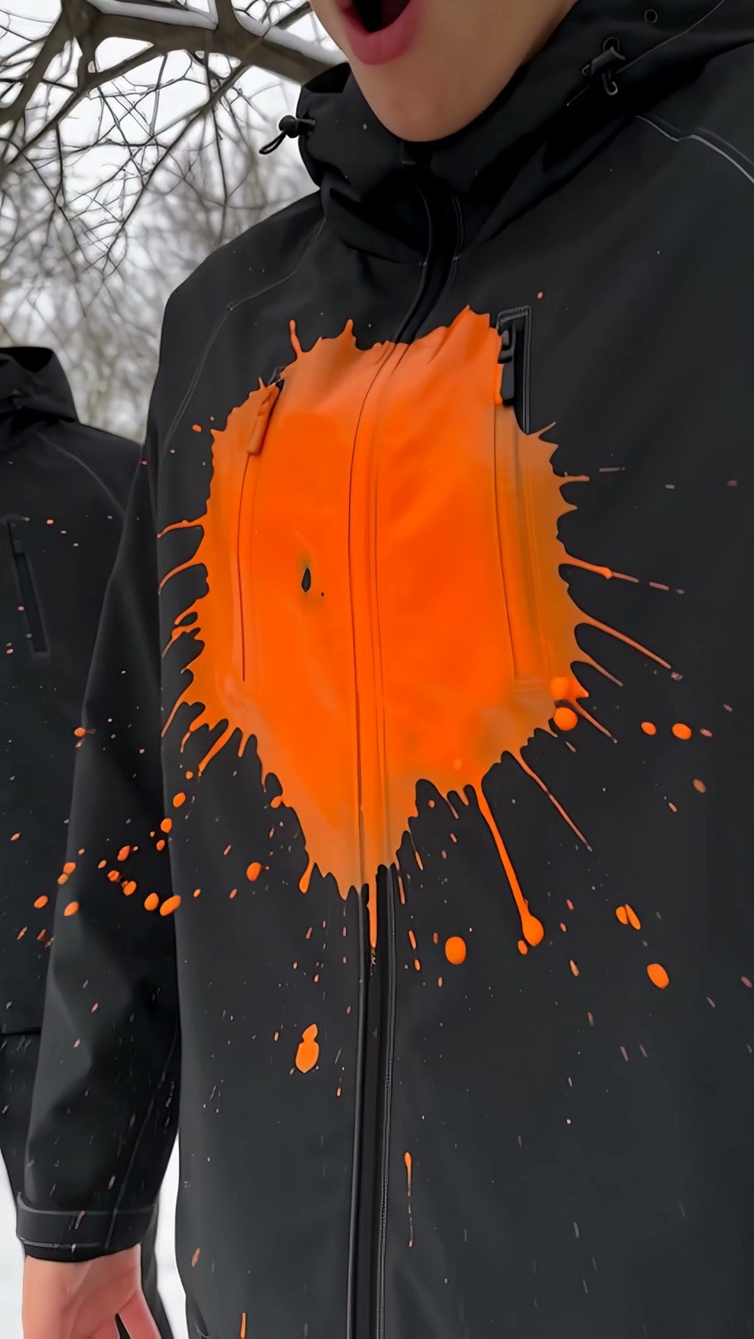 Chaqueta Kromia con color naranja donde cayo el agua