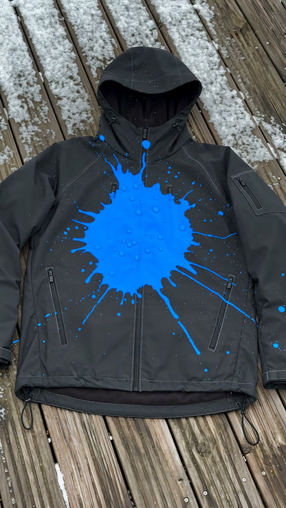 Chaqueta Kromia sobre madera con salpicadura azul